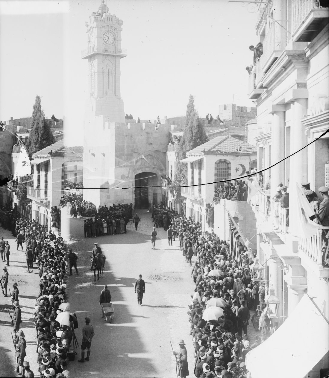 Afventer feltmarskal Allenbys indtog i Jerusalem, 1917 (sort foto) af Unbekannt Unbekannt