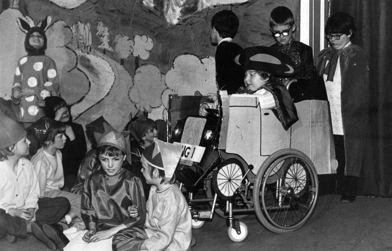 Børn optræder i et skolespil på Royal Victoria School for the Blind, muligvis en Nativity-forestilling, Newcastle upon Tyne, Storbritannien, 1982 (bw foto) af Unbekannt Unbekannt