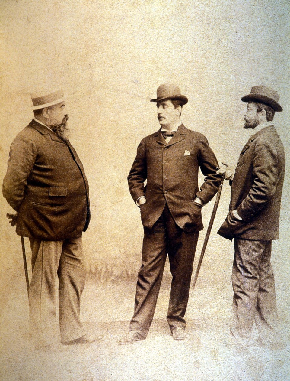 Giacomo Puccini (1858-1924), i midten, med sine librettister, Giuseppe Giacosa (til venstre) og Luigi Ilica (til højre). af Unknown