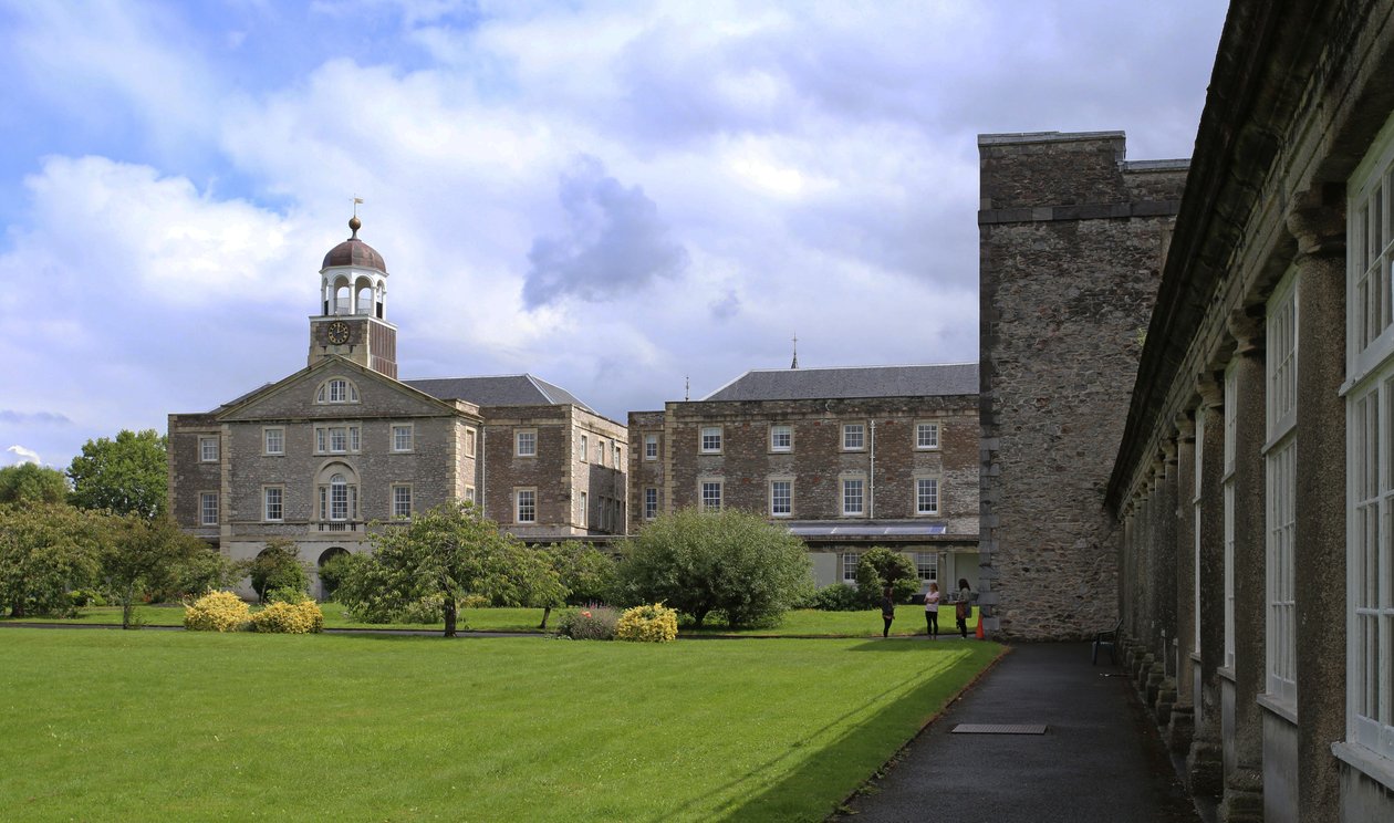 Udsigt langs granitkolonnaden til Trafalgar-blokken på det tidligere Royal Naval Hospital, Plymouth af Unbekannt Unbekannt