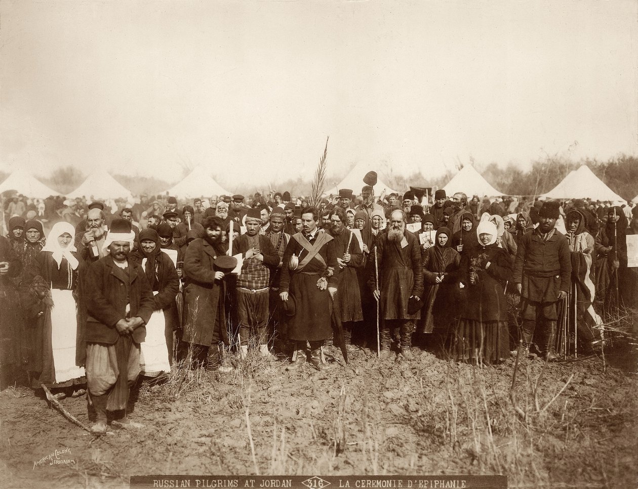 Russiske pilgrimme ved Jordan-floden forbereder sig til fejringen af helligtrekonger, 1898-1911 af American Photographer
