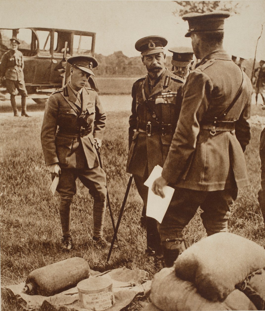 Kong Edward VIII med sin far, kong George V, på en gasskole under krigen, ca. 1914 af English Photographer