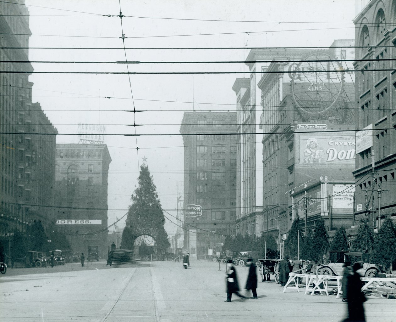 Juletræsferiedisplay på Twelfth Street mellem Locust og St. Charles Streets. af Unknown