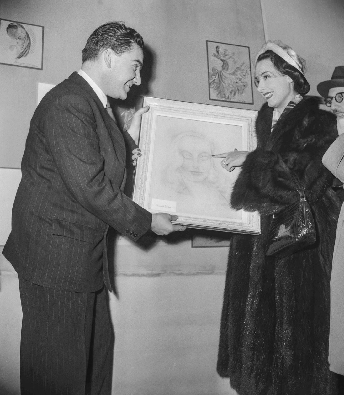 Kunstudstilling (kunstværker lavet af skuespillere), i Palais des Beaux Arts i Paris, 16. december 1950: Den franske skuespillerinde Marcelle Derrien viser sit lærred til udstillingens direktør af Unknown