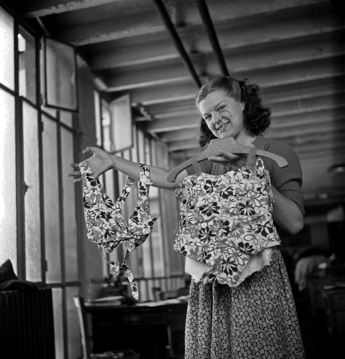 Fremstilling af tøj (hendes svømmedragt) med flylærred, Paris, C. 1947 af Unknown