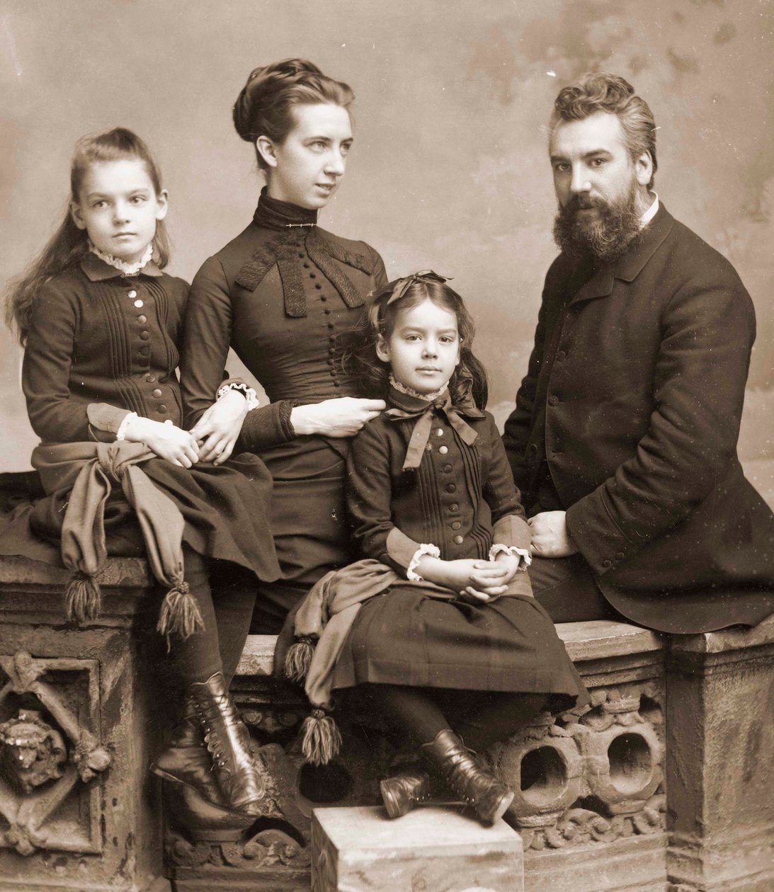 Portræt af Alexander Graham Bell, hans kone Mabel Gardiner Hubbard og deres døtre Elsie og Marian ca. 1885rn. af Unknown