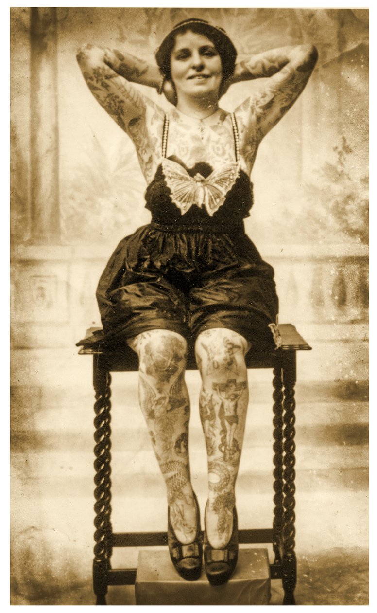 Portræt af en siddende tatoveret kvinde, ca. 1895 (Sepia Photo) af Unknown