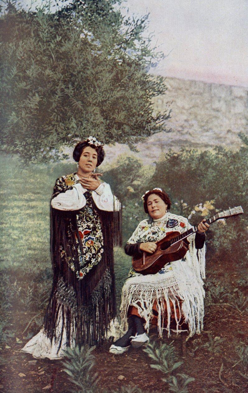 Spanien. Mens hendes ledsager spiller guitar, klapper den unge pige let i hænderne. De fleste spanske dansere foretrækker denne form for akkompagnement. 1920 af Unknown