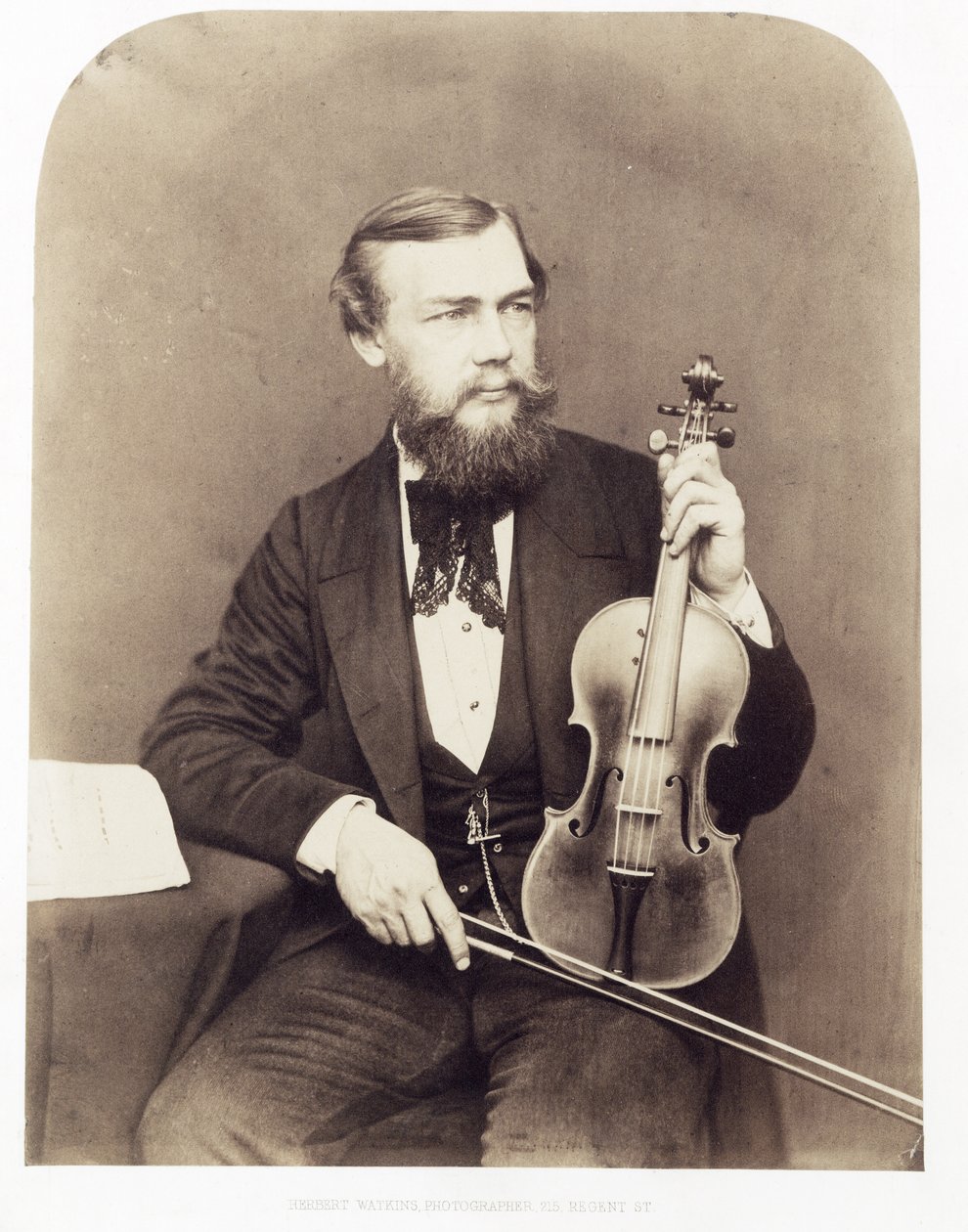 Violinist siddende med Stradivarius. af Unknown