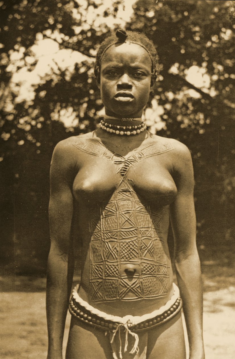 Kvinde fra Guinea med traditionel scarification, ca. 1905 af Unknown