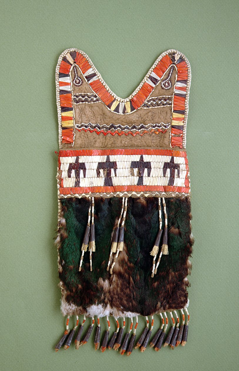 Taske, Sauk og ræv, indianer, ca. 1820 (bukkeskind, hovedbund af gråand, pindsvinsfjærer, blikkegler, hjortehår) af American School