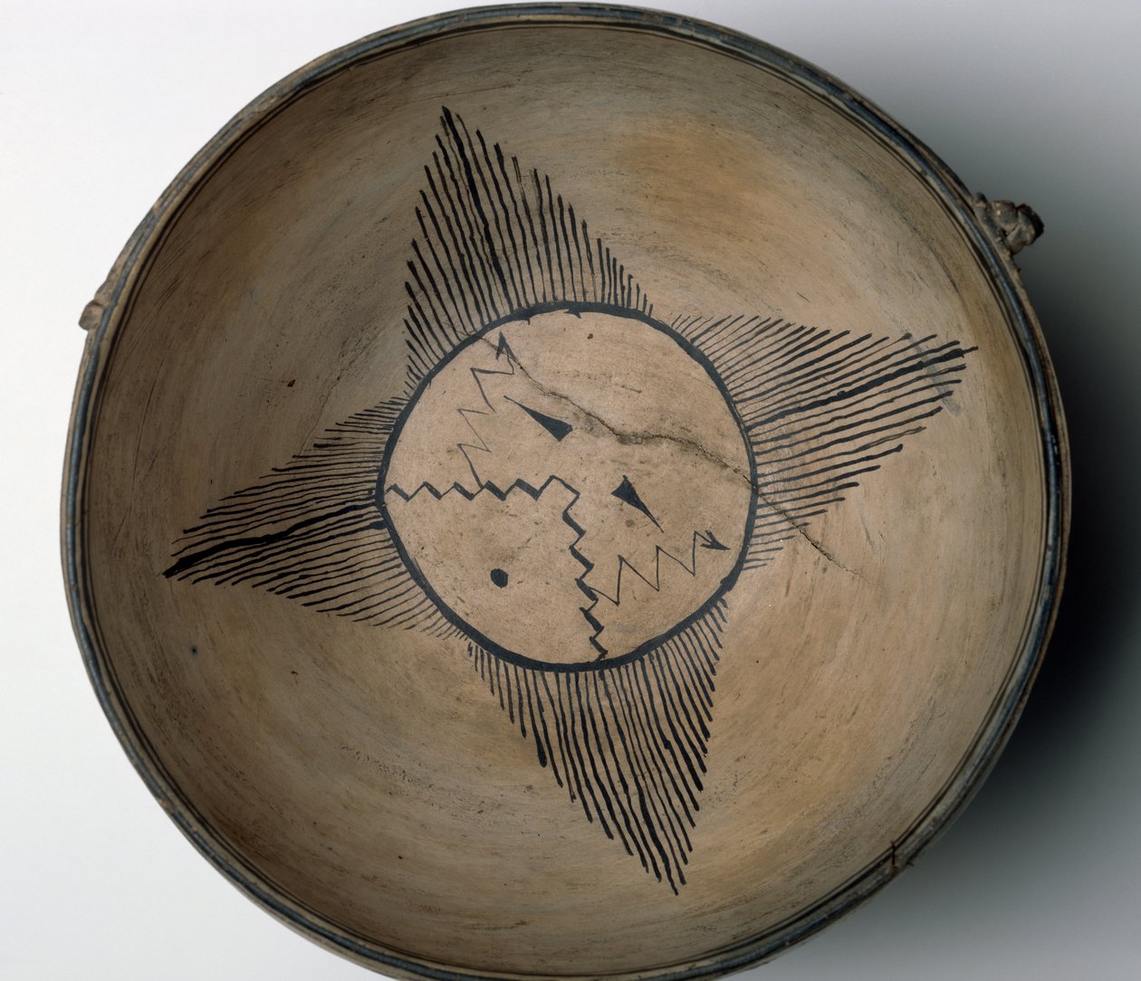 Cochiti Pueblo rituel skål med sol, fugle, skyer, lyn og regn, ca. 1890 (lertøj med polykrom slip-maleri og råhud) af American School