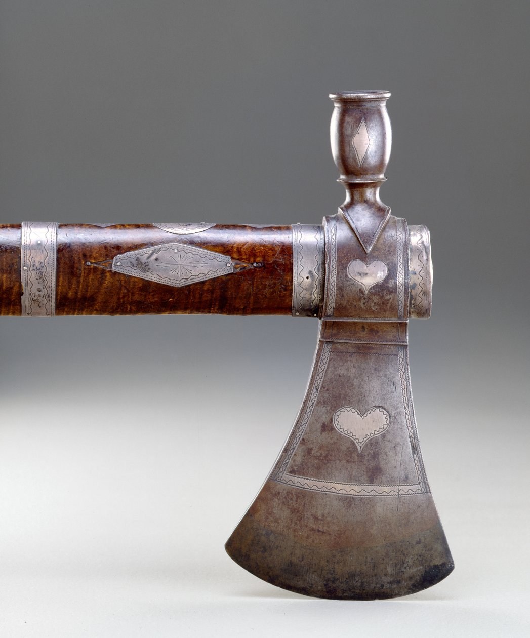 Pipe tomahawk, Miami, 170095 (smedejern, stål, krøllet ahorn og indgraveret sølv) af American School