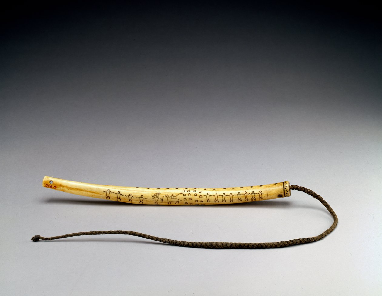 Quirt, indgraveret elggevir, Crow Nation, ca. 1840 (ben) (se også 434926) af American School