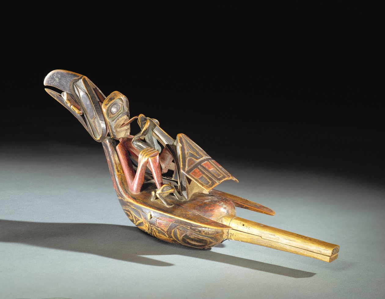 Tsimshian ravne rangle (træ, pigment, rangler, bomuldsgarn) af Canadian School
