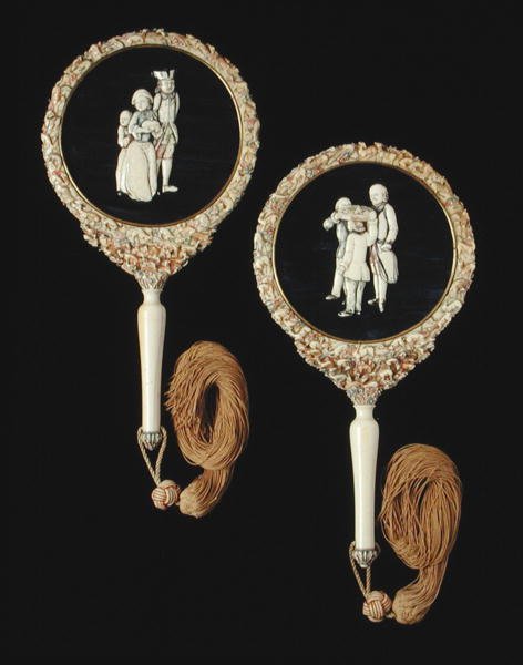 Et par håndspejle, sandsynligvis lavet i Canton, Qianlong-perioden, 1736-95 (polykromt elfenben) (se 207210) af Chinese School