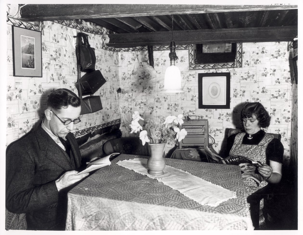 Et par i et beskyttelsesrum, 11 Cardigan Avenue, Leeds, 15. oktober 1940 af English Photographer