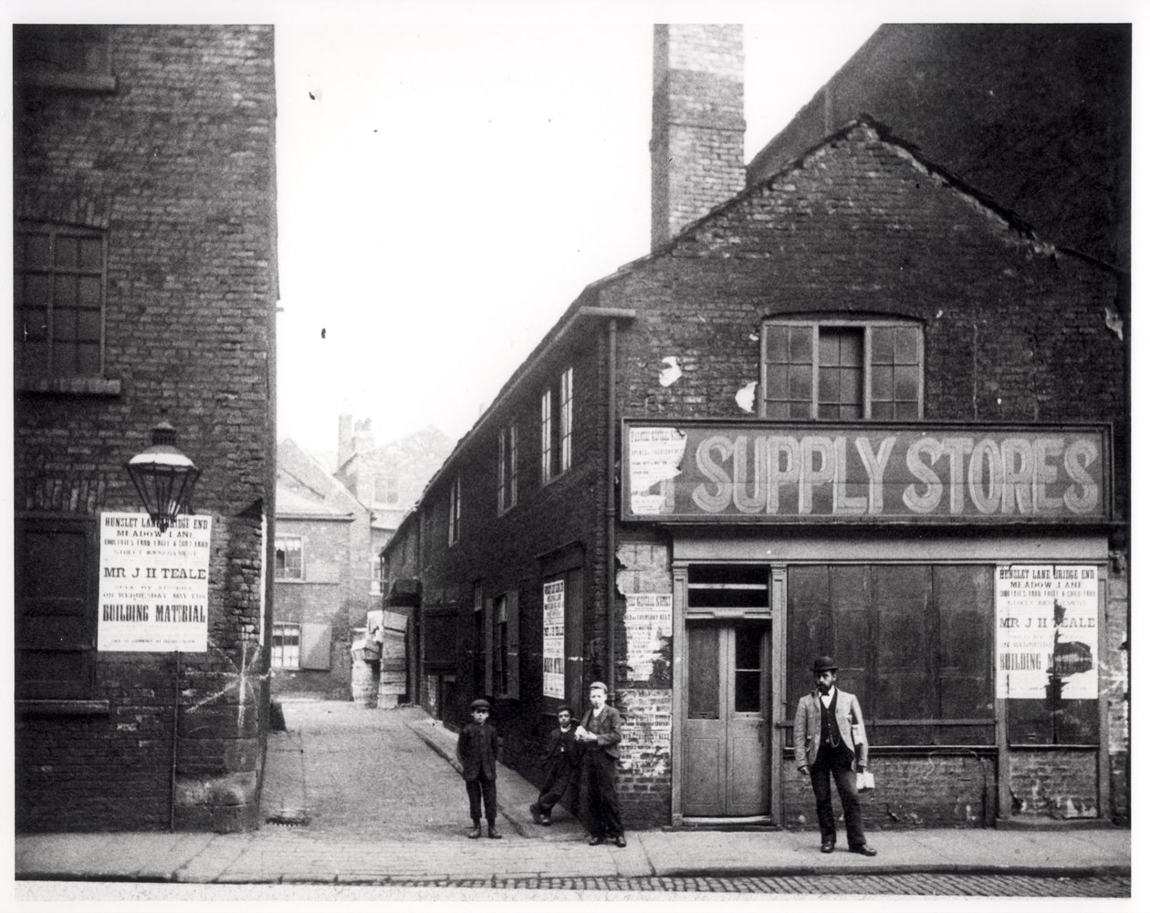 Indgang til Eagle and Child Yard, Hunslet, Leeds, 1896 af English Photographer