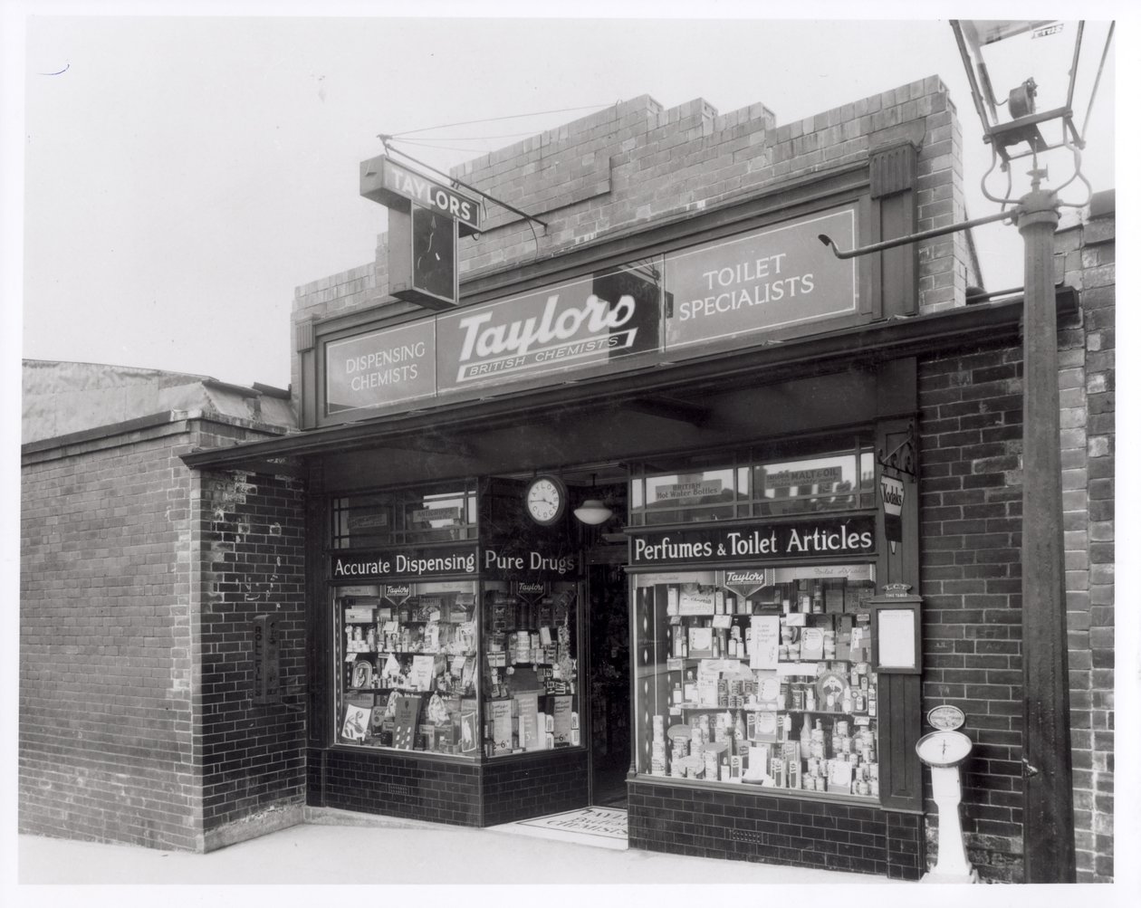 Taylors Chemists, Burley Road, Leeds, 20. april 1936 af English Photographer