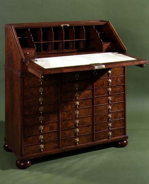 Bureau med små skuffer, åbnet, ca.1710 (valnøddetræ) af English School