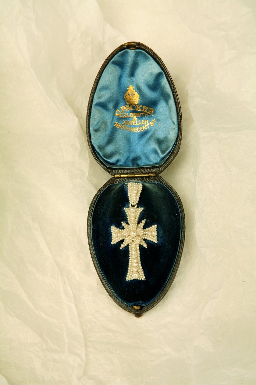 Korsformet vedhæng i læderæske, ca. 1855-80 (frøperler på perlemorramme) (se også 343599) af English School