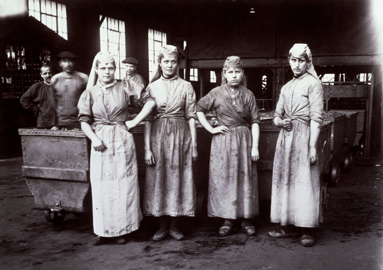 Portræt af fire unge kvindelige arbejdere, ansat til at sortere kul ved minevirksomheden Leus, Frankrig, 1896 af French Photographer