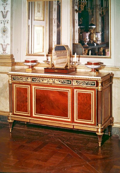 Louis XVI stil kommode fra kejserindens soveværelse (træ indlagt med ormolu) af French School