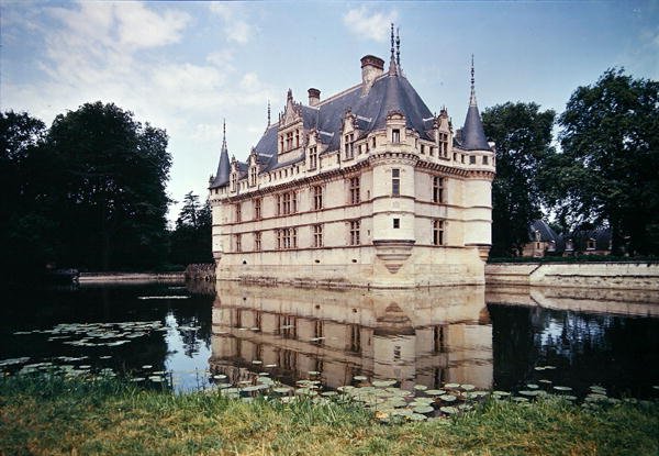 Udsigt over Chateau dAzay-le-Rideau, bygget for Gilles Berthelot, 1518-27 af French School