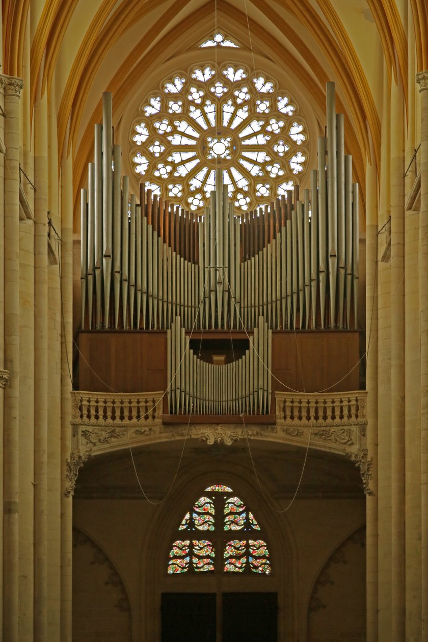 Vestrose vindue og orgel af French School
