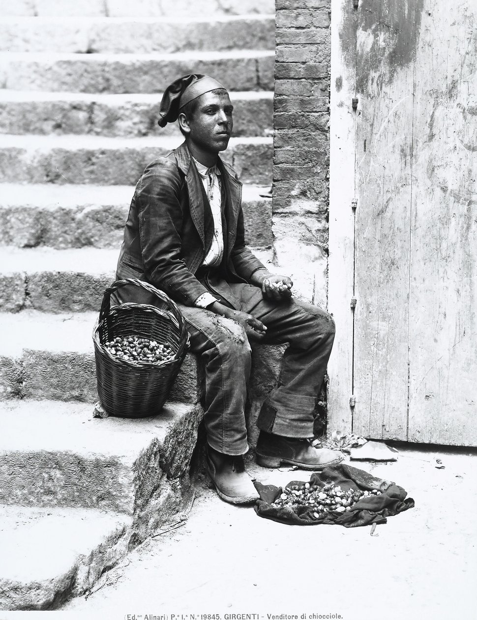 Søsneglesælger i traditionel dragt, i Girgenti, ca. 1920 af Italian Photographer