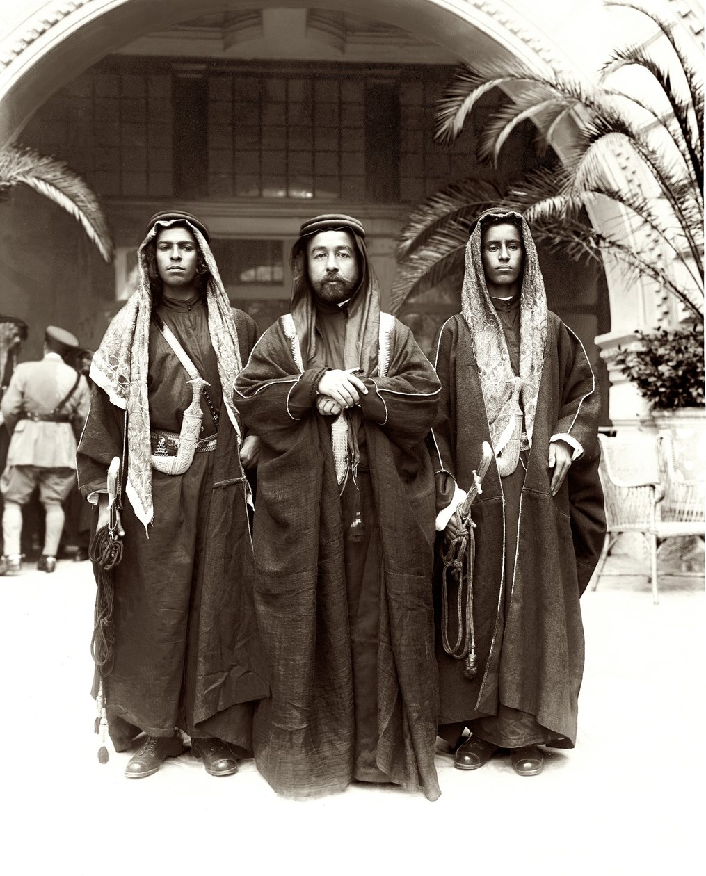 Sherif Abdullah (i midten) med Sheikh Jwayber el-Otaiby (til højre) fra Otaibeh-stammen, 1921 af A. Reid