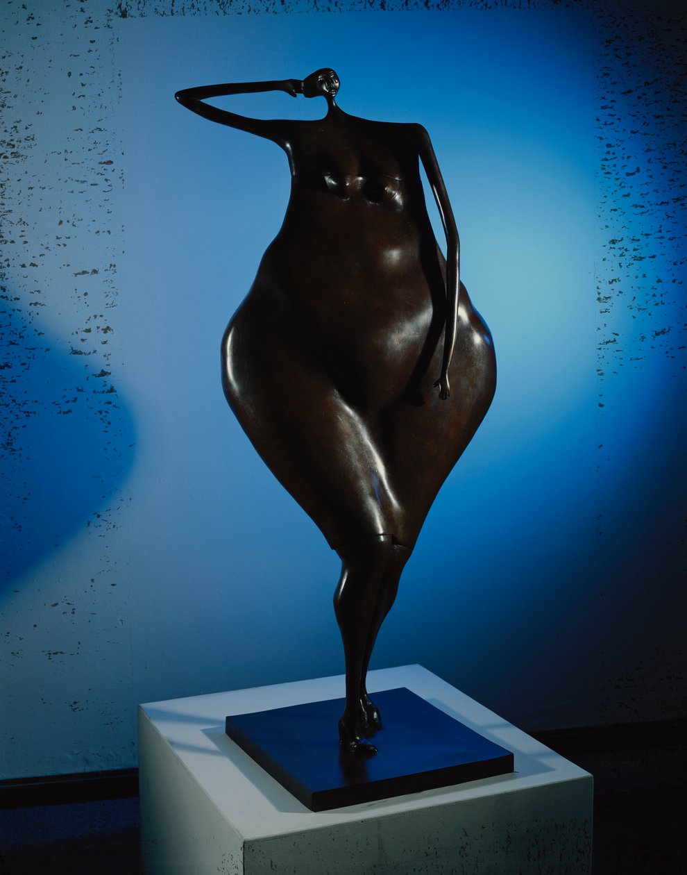 Venter i Pose (bronze med brun patina) af Abigail Varela
