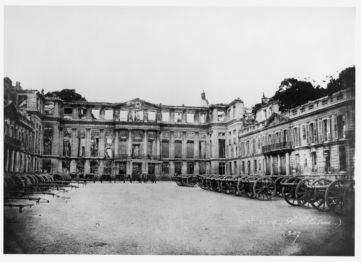 Kanoner i gården til Chateau de Saint-Cloud, 1870-1881 af Adolphe Giraudon