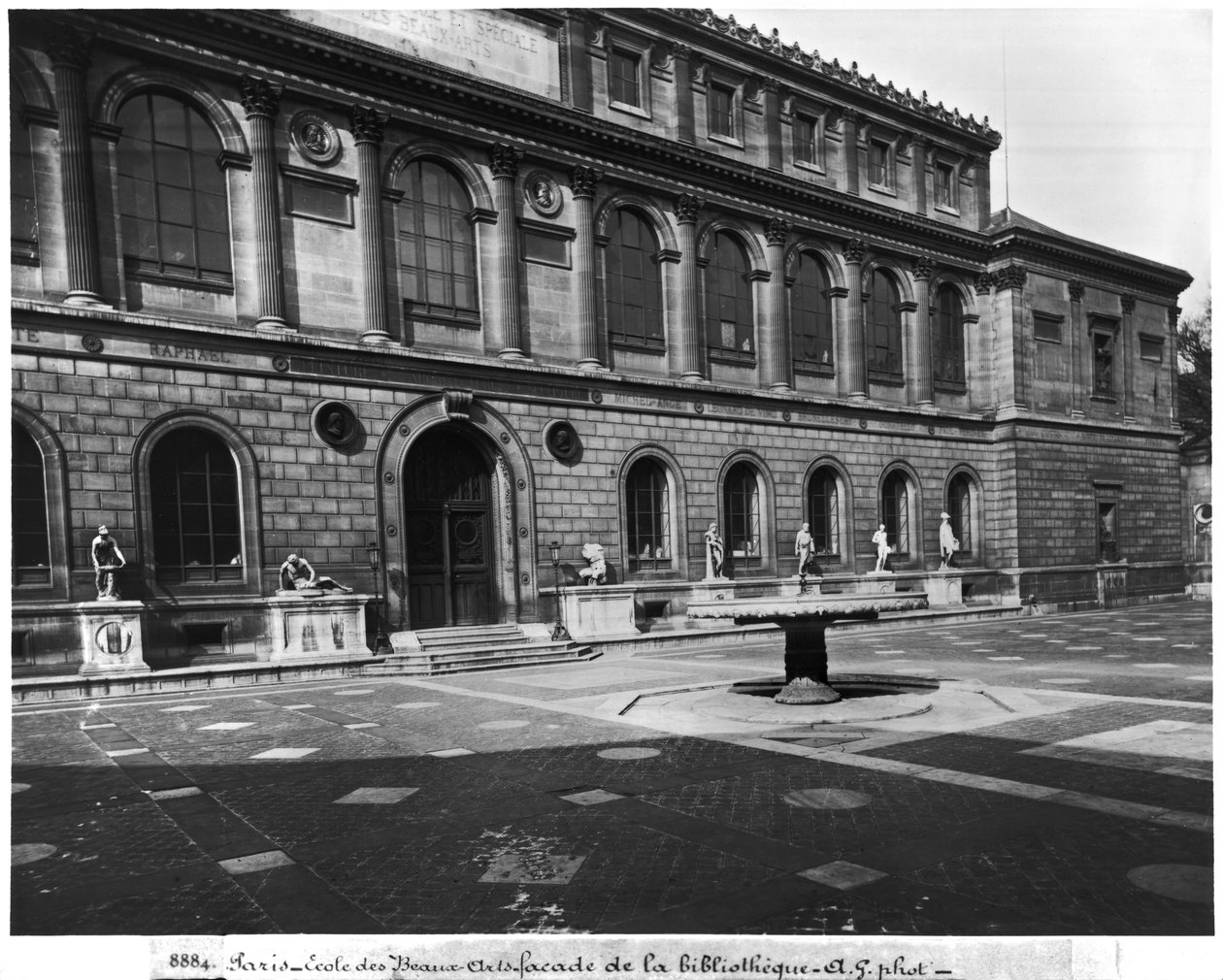 Facaden af ​​biblioteket på Ecole Nationale Superieure des Beaux-Arts, Palais des Etudes, ca. 1890-99 af Adolphe Giraudon