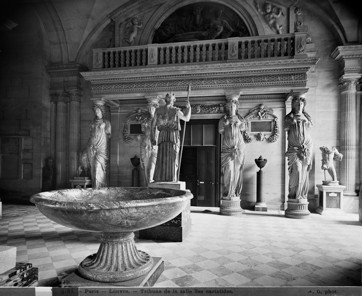 Udsigt over Karyatidernes Tribune i Louvre-museet, 1897 (se også 279791 til 279795) af Adolphe Giraudon