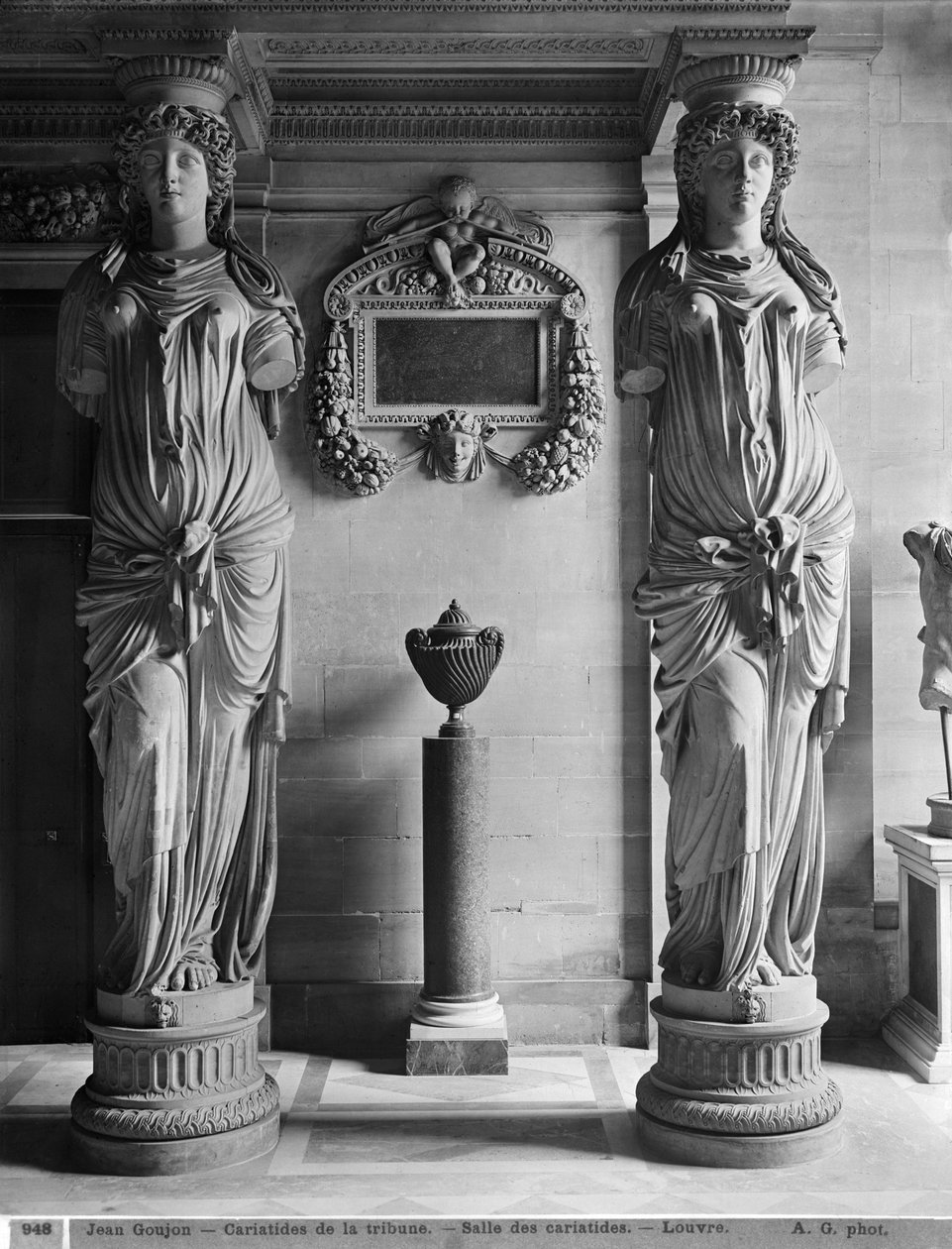 Udsigt over to karyatider fra Karyatidernes Tribune i Louvre-museet, slutningen af det 19. århundrede (se også 279790 til 279793, 279795) af Adolphe Giraudon
