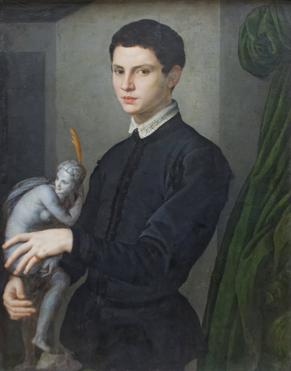 Portræt af en mand, der holder en statuette af Agnolo Bronzino