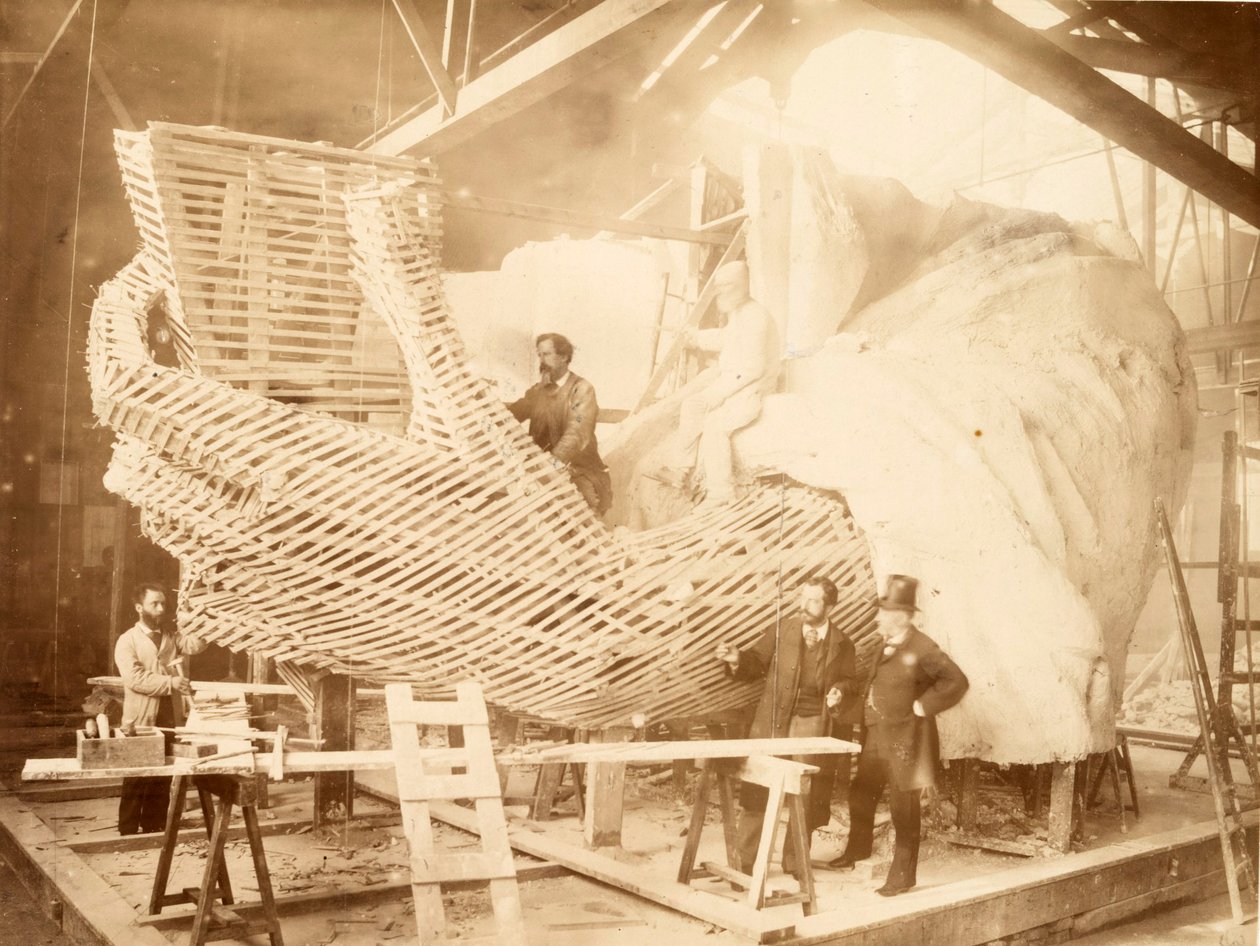 Konstruktion af skelettet og gipsoverfladen til venstre arm og hånd på Frihedsgudinden, c.1880 albumin print af Albert Fernique