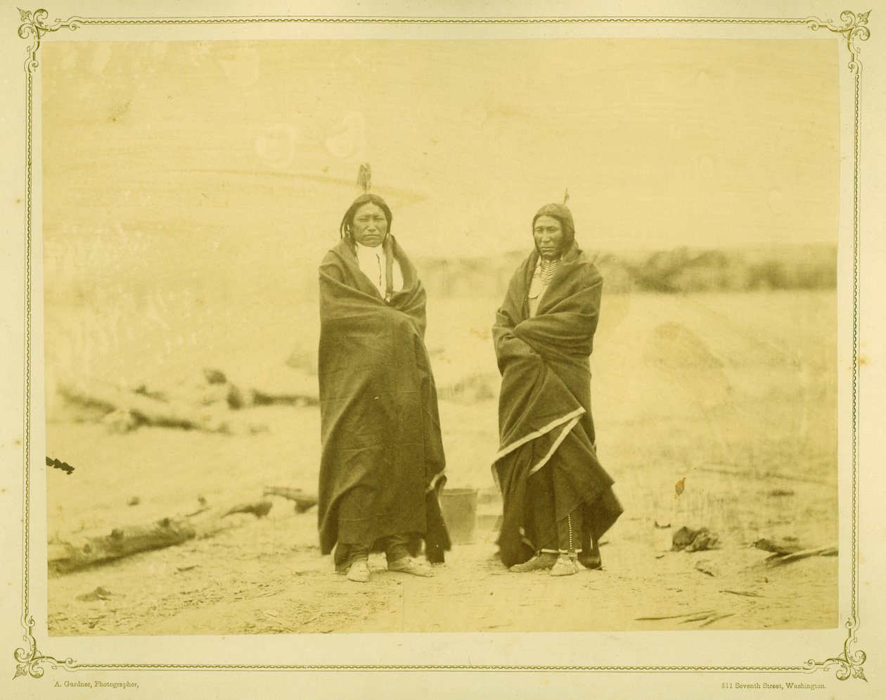 Plettet hale og hurtig bjørn, 1868 (albumenprint) af Alexander Gardner