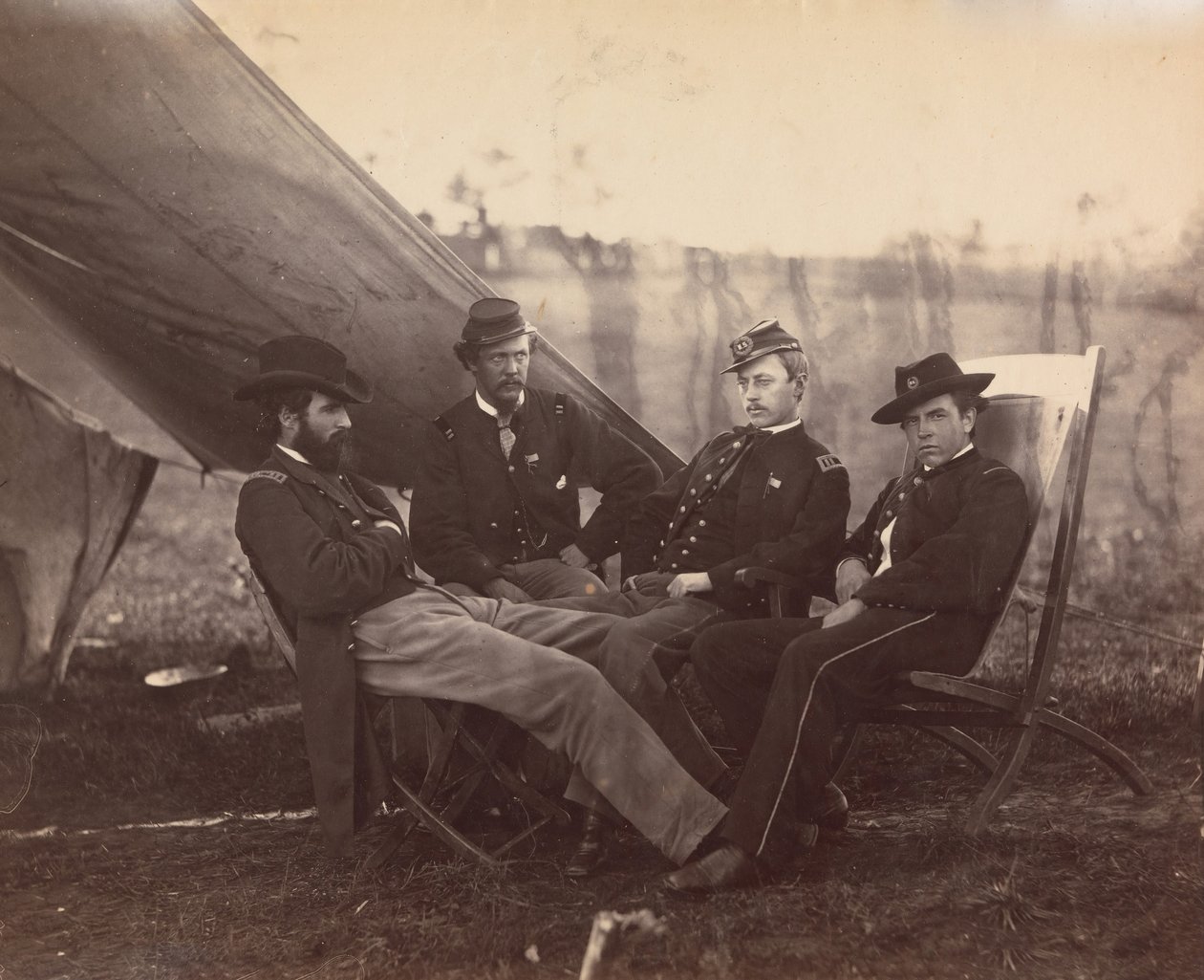 [Fire betjente], ca. 1864. af Alexander Gardner
