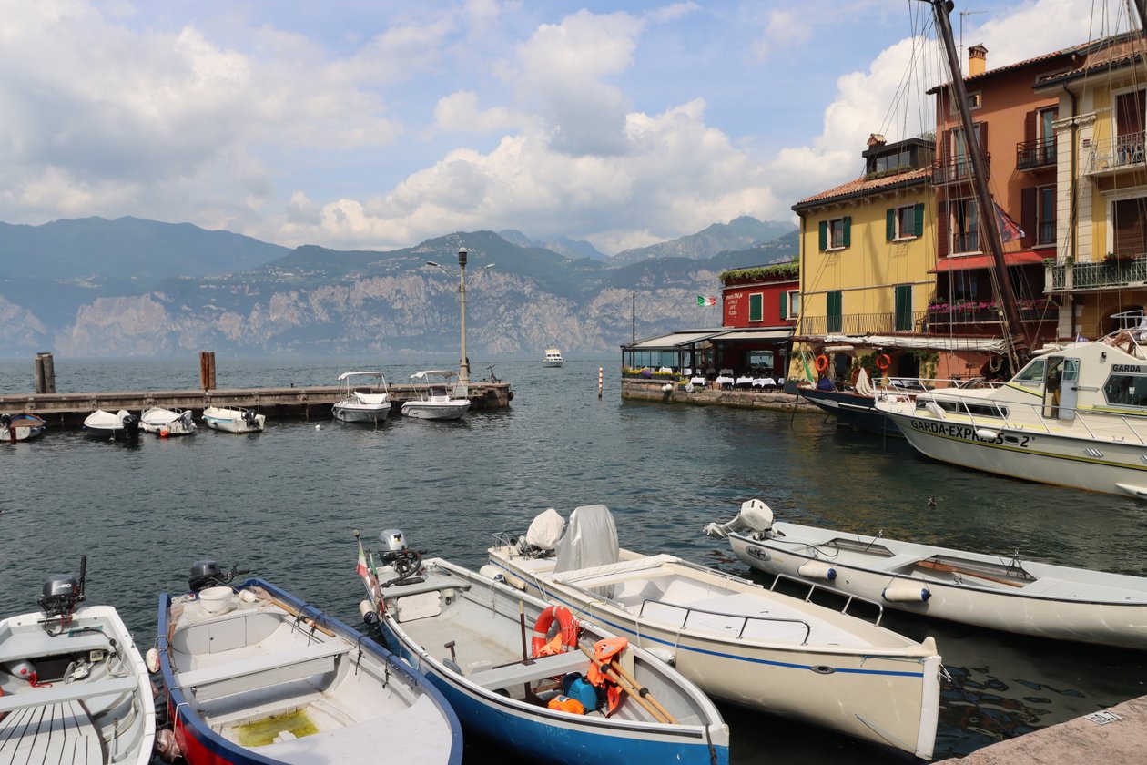 havnen i Malcesine af Alexandra Joseph