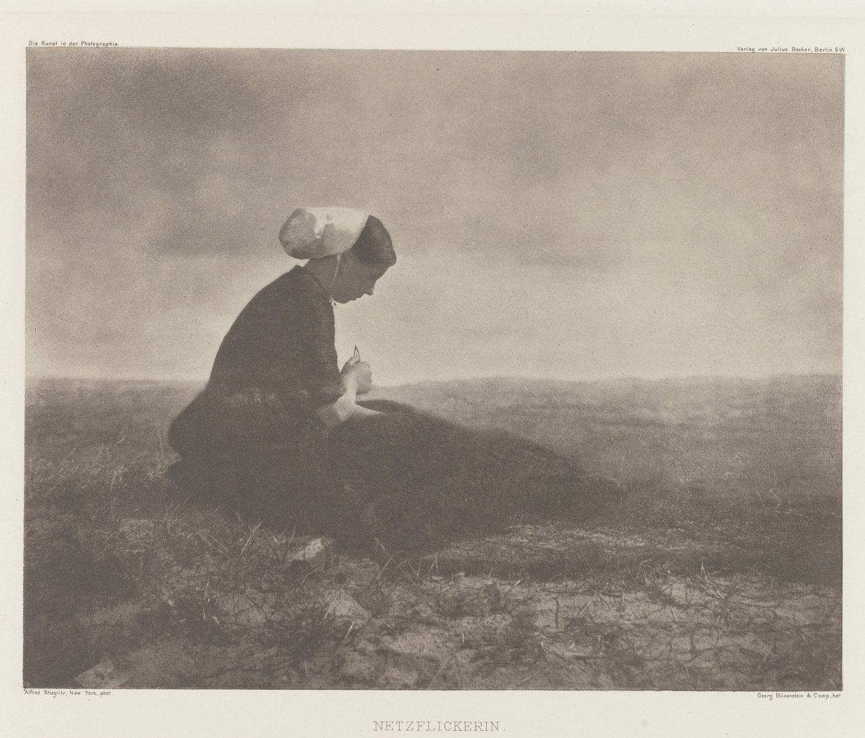 Netzflickerin (Mending Nets), Katwijk 1894 af Alfred Stieglitz