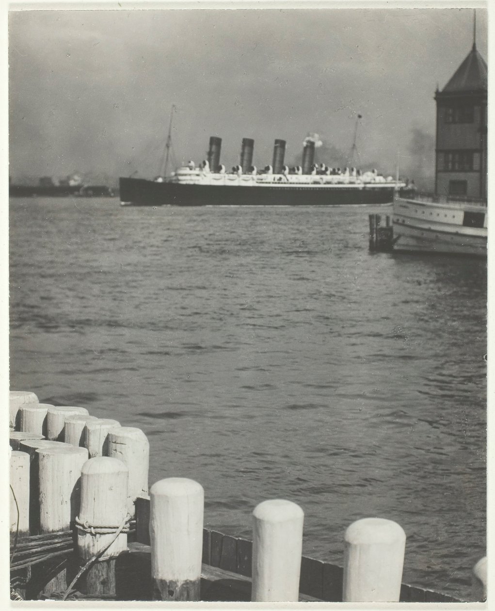 Outward Bound, The Mauretania, 1910, trykt 191832. af Alfred Stieglitz