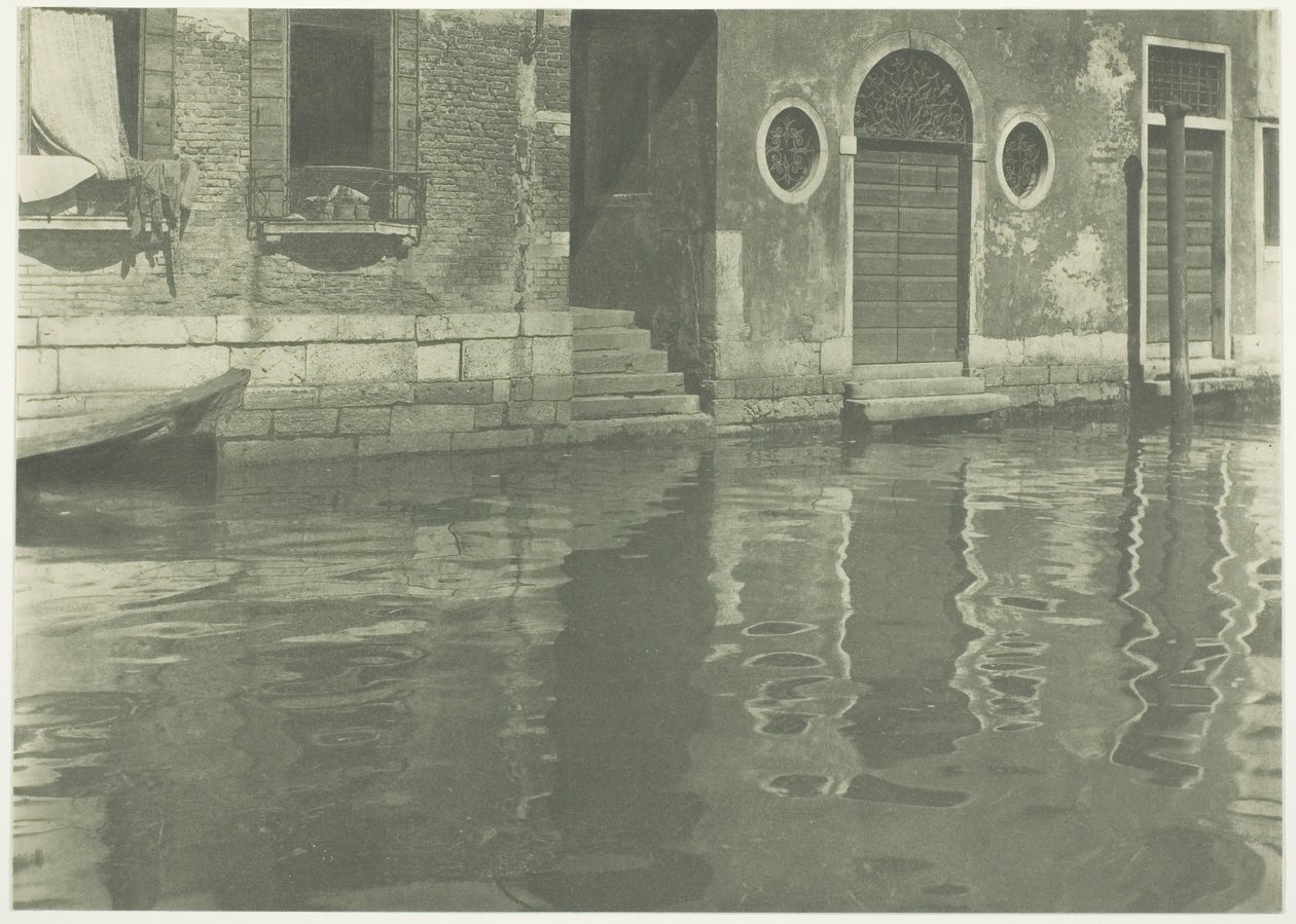 Refleksioner - Venedig, 1894, trykt 1897. af Alfred Stieglitz