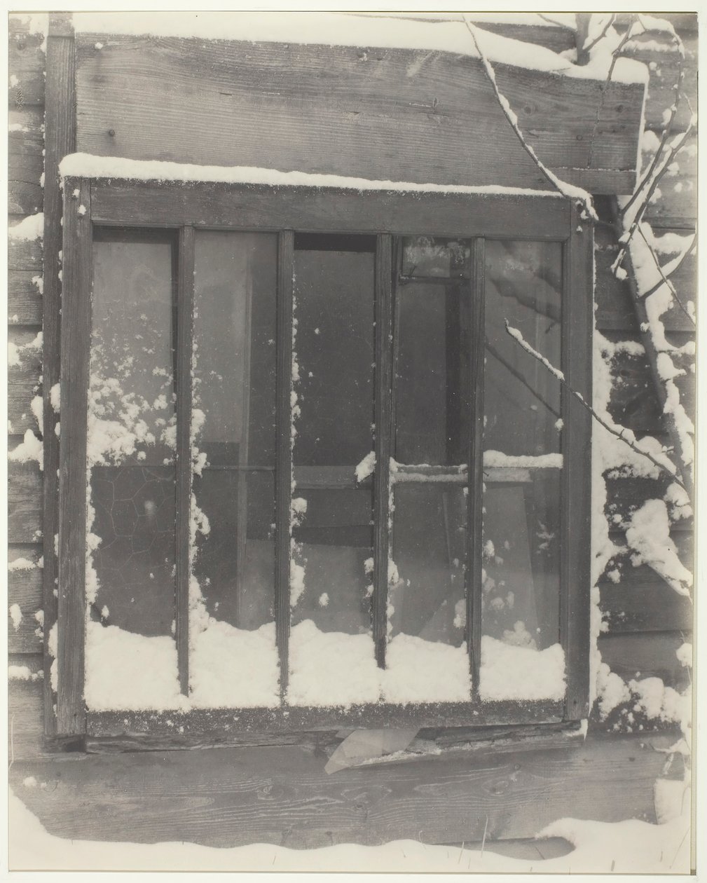 Vindue: Træ, glas, sne, 1923. af Alfred Stieglitz