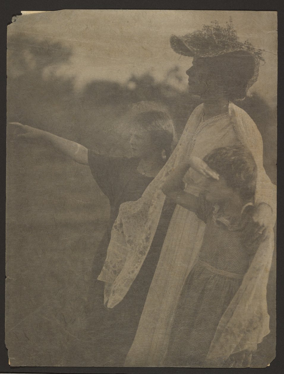 [Kvinde og to børn] af Alice Boughton