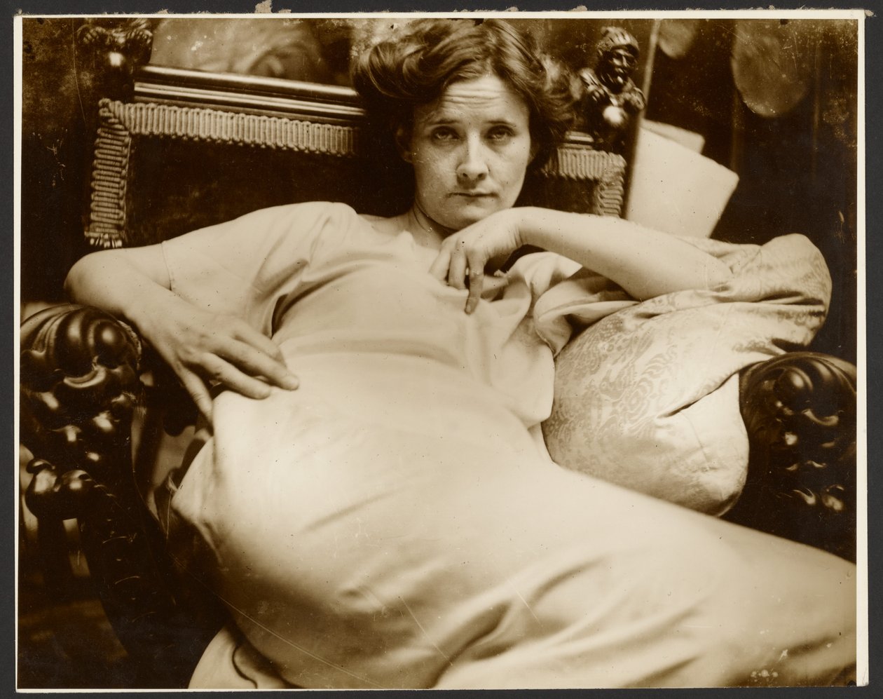[Kvindelig model i en lænestol, Paris]. af Alphonse Maria Mucha