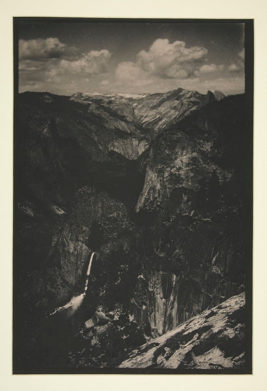 Yosemite: Fjernt vandfald af Alvin Langdon Coburn