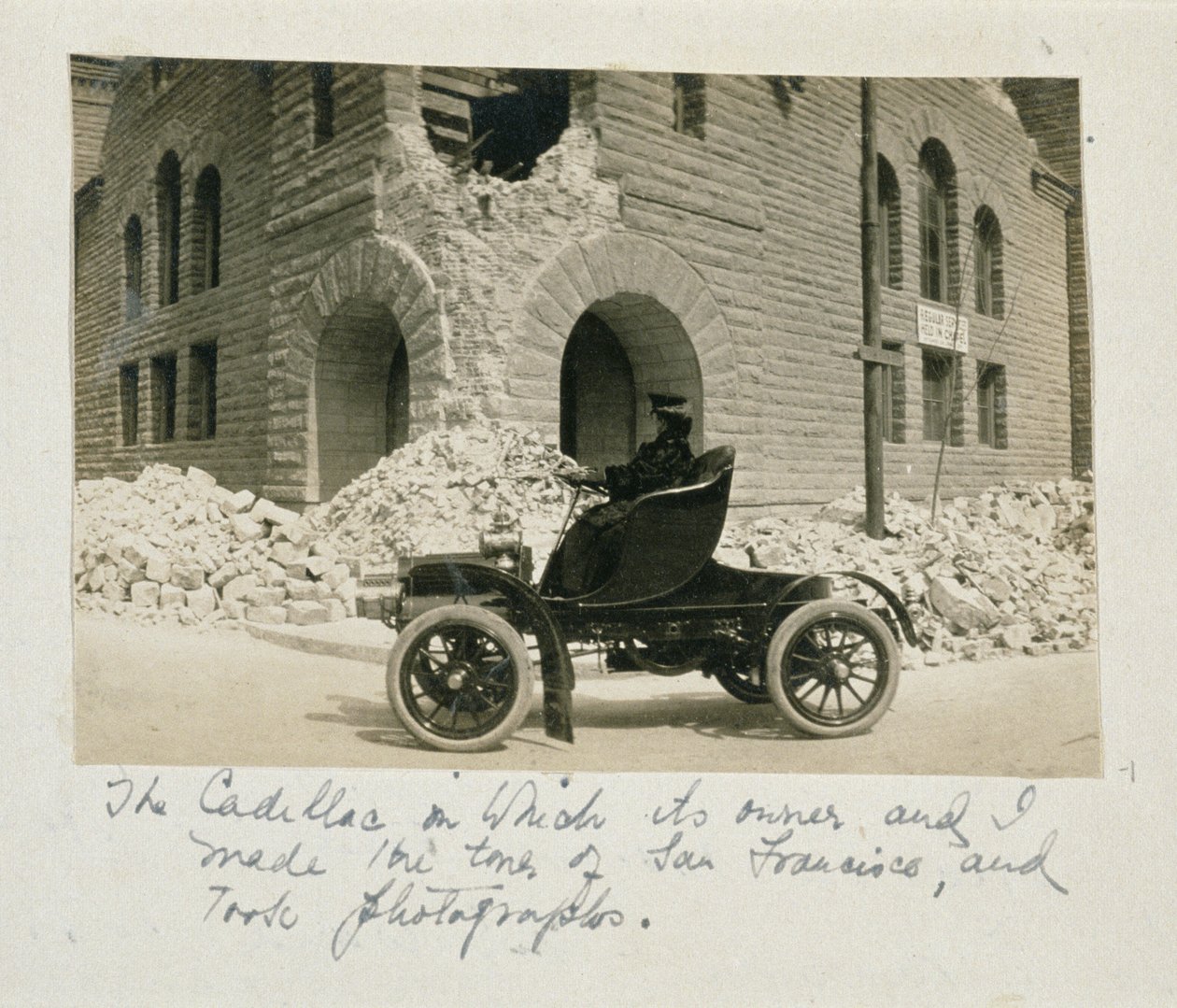En kvinde på tur i ruinerne efter jordskælvet i San Francisco, 1906 af American Photographer