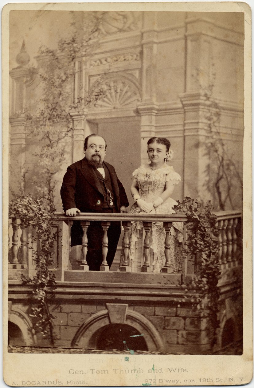 Charles Sherwood Stratton, pseudonym: General Tom Thumb (1838-83) og Mercy Lavinia Warren Bump (1841-1919), hans kone, kendt som Mrs Tom Thumb, kunstnere og dværge; foto af A Bogardus, New York (al af American Photographer